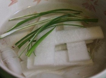 step4: 吃的時候可搭配白蘿蔔片(泡過冰水可去除嗆辣味喔)