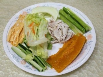 step1: 將內餡材料洗淨備好. (蒸熟, 切絲, 切條...) ** 我選用蘆筍, 小黃瓜, 萵苣, 南瓜, 美濃瓜, 蛋皮