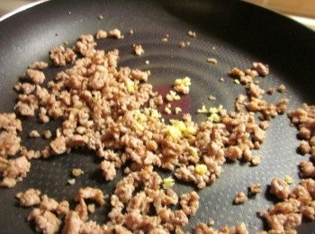step3: 炒絞肉--不需放油,乾鍋炒到出油加入蒜末,用塩.白胡椒調味,再炒到熟放涼備用.