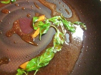 step3: 加入九層塔稍拌,將醬汁淋上雞腿排即可上桌