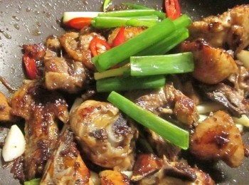 step4: 作法3.鍋邊淋1~1.5大匙的醬油,再放入葱綠及辣椒炒勻即可上桌