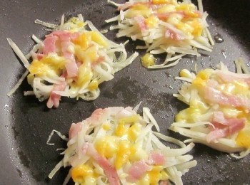 step4: 平底鍋加油,放一撮馬鈴薯絲,再放博客培根,最後鋪上起司絲