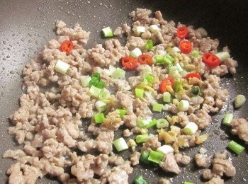 step2: 鍋中加香油將絞肉炒香,再加入<span class="group_2">辛香料</span>末.花椒粒.辣椒續炒