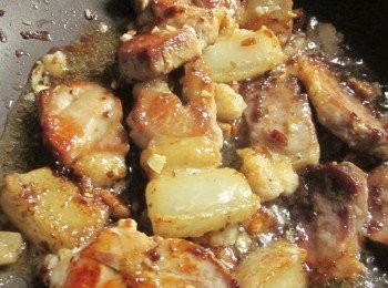 step4: 淋上醬油及米酒炒到上色