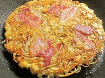 step7: 蓋鍋蓋以小火煎到定型翻面(中途開蓋觀察一下)