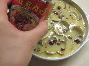 step3: 蛋液小心倒入盤中,再灑上牛頭牌紅蔥肉燥