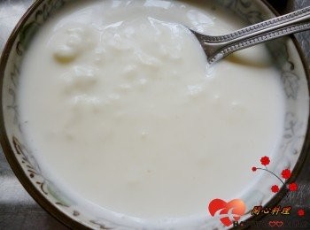 step5: 沙拉醬加少許優格或泡好的諾鈣C,拌勻