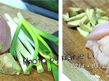 step1: 旗魚片洗淨切成《長條薄片狀》
薑切成小片狀、把蔥切成蔥末備用