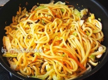 step4: 下麵條和調味料：老抽，生抽，鹽，糖，麻油，加點豆辦醬炒勻