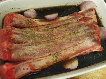 step1: 醃料:
紅葱蒜 (切片) 4粒
黑啤酒  1罐

醃料步驟 
1. 鮮豬肋骨洗淨抹乾, 用刀沿骨之間輊小隙(更入味)
2. 放入醃料, 密封好放入雪櫃醃2-4小時或以上

烤焗調味:
韓式辣醬或燒烤醬
蜜糖