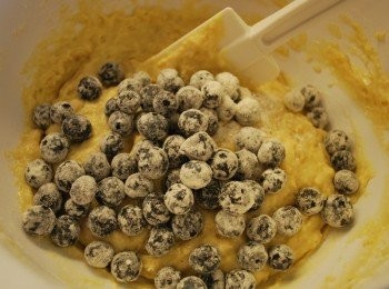 step6: 藍莓均勻沾上1 tbsp麵粉，拌進步驟5麵糊(可省略，但裹麵粉可防止藍莓沉澱於底部)