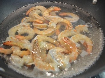 step4: 然後放進滾水中加點米酒燙熟。（不要燙過久，否則蝦會很老，約 1分鐘就可以。）