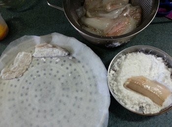 step5: 入爐前沾滿生粉舖在牛油紙上