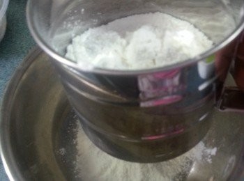 step5: 糯米粉及泡打粉過篩後拌勻