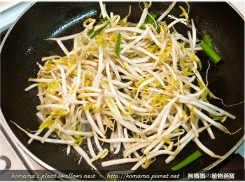 step2: 取一平底鍋熱鍋後，放入橄欖油，再放入豆芽菜與韭菜來翻炒片刻。