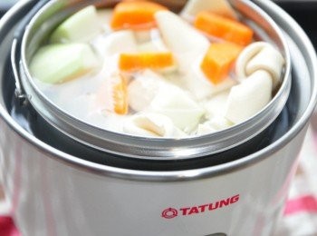 step3: 外鍋放入一量杯水