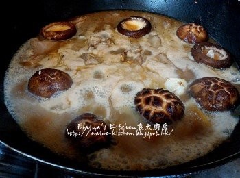 step9: 再加入冬菇 , 馬蹄及6杯水份量拌勻用中火煮滾 , 蓋上蓋轉慢火炆1小時