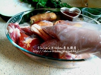 step1: 鴨腿洗淨抹乾水份放入器皿內 , 加入酒及老抽拌勻靜待1小時
