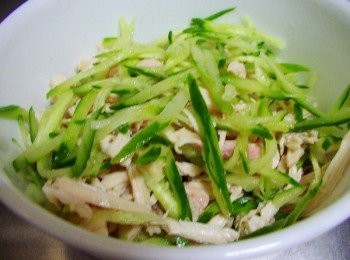 step5: 5.將小黃瓜絲和雞絲拌勻裝盤ˊ再淋上酌量和風芝麻沙拉醬即可