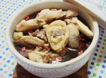 step5: 四物湯是屬於溫補品，但若家中有人天生體質燥熱、 容易長青春痘，烹調時，最好不要加入米酒喔~~