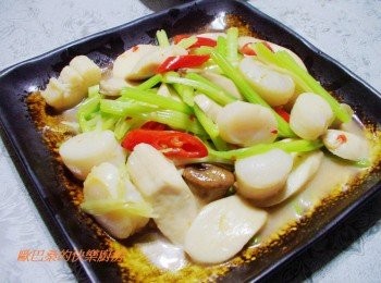 step7: 泰式甜辣醬讓醬汁和食材可以互相融合ˊ 不用再勾芡就很有味道ˊ 而且微紅的色彩和所有食材搭配效果也很不錯ˊ 入味確不搶味ˊ還是可以品嚐干貝自然的鮮甜ˊ 除了干貝ˊ搭配任何喜歡的海鮮都可以哦~ 有機會大家不妨試著做做看。