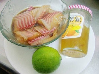 step1: 先準備好所需<span class="group_1">材料</span>ˊ鯛魚切塊ˊ用<span class="group_2">魚肉醃料</span>醃漬入味ˊ 檸檬取外皮少許備用