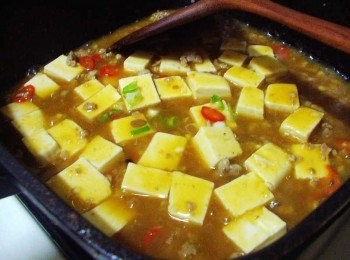 step5: 豆腐悶煮入味後ˊ再用玉米粉水或太白粉水勾點薄欠ˊ 完成起鍋前灑上蔥花還有壓碎的花椒粉ˊ並淋上酌量香辣油即可