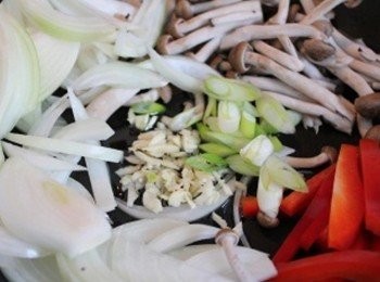 step2: 用1小匙香油爆香蒜末/蔥白, 再將蔬菜類下鍋翻炒 (** 蔬菜類請隨個人喜好搭配)