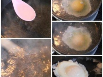 step4: 煮<span class="group_2">水波蛋</span>. 小鍋中, 將水煮滾後, 轉中火. 倒入一小匙白醋. 取一根筷子, 在鍋中順時鐘繞圈攪拌成漩渦. 立即將蛋打入. 過程中不在攪拌. 煮到蛋成型, 蛋黃仍呈現半熟搖晃狀即可