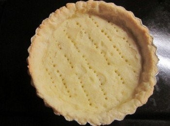 step8: 塔皮用叉子戳洞,鋪一張錫箔紙放上重石或綠豆.米..等壓住塔皮,烤箱170度烤10分鐘,之後拿掉重石,再入烤箱烤8-10分鐘取出放涼