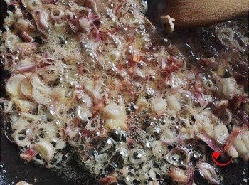 step1: 切成薄片的紅蔥頭與豬油用中小火邊炸邊攪拌