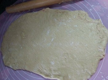 step6: 將發酵好的<span class="group_2">麵團</span>放於枱上,灑上少許高筋麵粉,用麵棍排氣