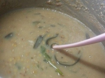 step5: 再加入冰糖調味即可(加入冰糖後需不停攪拌綠豆至冰糖完全溶解)