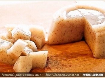 step2: 將黑木耳鮮奶凍自容器中倒出，用水果刀將黑木耳鮮奶凍切成小丁狀。