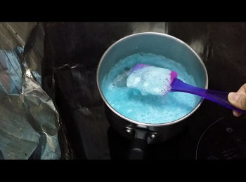 step2: 開小火把所有材料拌勻，啫喱粉溶解，棉花糖煮至半溶。倒入方形盤。
Use a low heat and stir until jello is dissolved, marshmellows are mostly melted. Pour into pan.