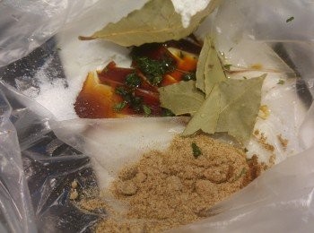 step2: 將所有材料混合後醃羊架, 醃製時間約三小時以上。