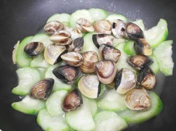 step5: 放入蛤蠣~~加蓋悶煮一下!!!