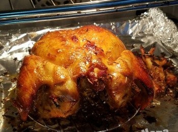 step5: 用 200度焗25分鐘，焗的途中為雞塗上餘下的醃汁要數次，焗至金黃色帶點焦已可。