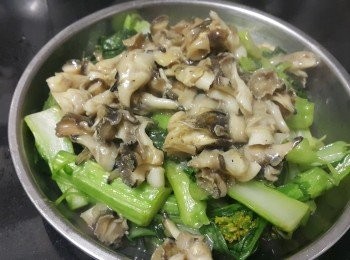step5: 辣汁螺肉扒菜芯

材料：

螺肉 230克
菜芯 490克
乾蔥 (切碎) 少許
蒜頭 (切碎) 少許
薑片 2-3片
糖 少許
雞粉 1 茶匙
辣椒油 半茶匙 
麻油 少許
黃酒 少許
生粉 少許
鹽 少許

做法 :

將急凍螺肉用黃酒薑片汆水備用, 用蒜頭,乾蔥, 薑爆炒菜芯 , 少少糖, 少少鹽, 麻油炒至軟身上碟,再用蒜頭,乾蔥爆炒螺肉, 加入辣椒油, 少少水煮滾, 再用生粉埋芡 , 淋上菜面, 完成 .