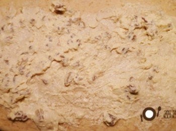 step3: 將麵糰滾成圓型後放入鋼盆中，並蓋上溫熱的濕布，待麵糰發酵至二倍大後(約60分鐘)，即可將麵糰桿成30X40厚度約0.5的長方型，靜待15分鐘使其鬆弛後，塗上<span class="group_2">蜂蜜核桃乳酪醬</span>，再捲成長條形