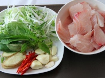 step1: 將魚切片加入少許米酒醃漬約10分鐘，取出加地瓜粉拌勻備用。油鍋加熱，放入魚肉快速炸熟取出瀝乾油脂。