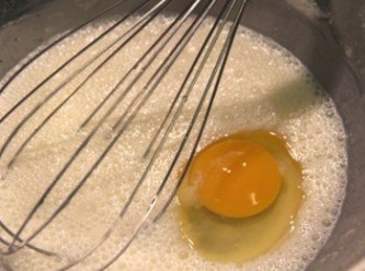 step2: [法式薄餅]混合加入牛奶與水，分次加入預先混合的麵粉、糖、鹽，拌勻後加入全蛋和蛋黃後拌勻