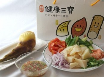 step1: 新北市綠竹筍己是真空包裝的熟竹筍，去殼洗淨,修掉老化的底部,開大火煮5分鐘取出，待涼備用超方便