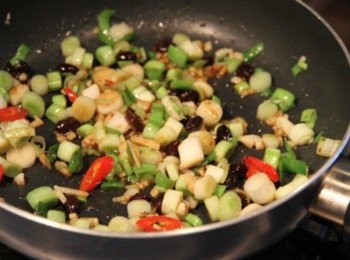 step3: 平底鍋倒少許橄欖油炒香蒜末與蒜白部份