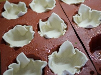 step2: 輕輕放入cup cake 矽膠容器裡，共8個全放置好。