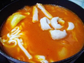 step5: 5.泡菜湯汁悶煮出味道後加入烏龍麵和火鍋餃煮熟