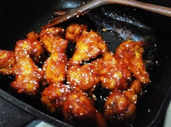 step5: 5.最後完成前再灑上白芝麻即可