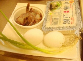 step1: 步驟1.先準備好所需<span class="group_1">材料</span>ˊ蝦子去除腸泥ˊ蔥切末(備用) (照片中為2個蛋ˊ但我實際用3個ˊ後來又加了1個喔)