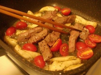 step7: 待湯汁入味再放入牛肉及聖女小蕃茄略為拌炒均勻