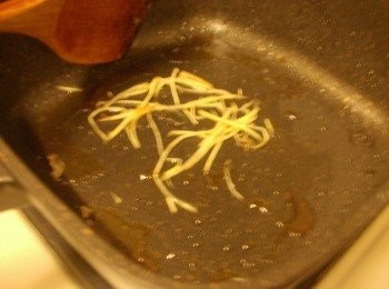 step2: 熱鍋後放入酌量的油ˊ炒香薑絲